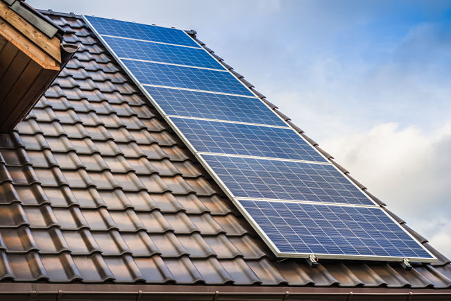 Fotovoltaické panely na střeše.